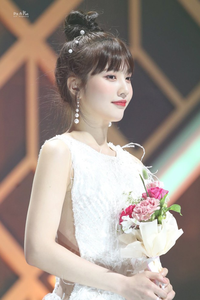 Cứ mỗi dịp cuối năm, nữ idol Kpop này lại khiến dân tình đảo điên trước vẻ nóng bỏng nghẹt thở! - Ảnh 16.