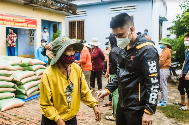 Streamer Bác Gấu dùng tiền donate đi làm từ thiện, ủng hộ người dân vượt qua khó khăn  - Ảnh 3.