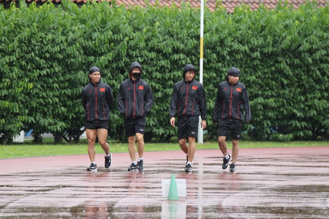 Dàn tuyển thủ Việt Nam thả dáng đi bộ dưới trời mưa, fan lập tức choáng nặng khi soi xuống phía dưới - Ảnh 2.