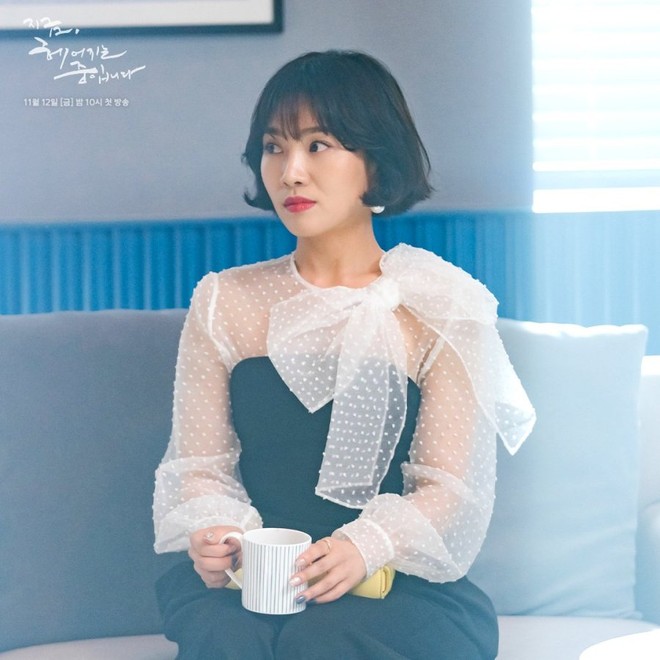 Song Hye Kyo lại bị chê giật spotlight của dàn nữ phụ phim mới: Cả phim mình chị tốt đẹp, phụ nữ khác tệ quá đi thôi! - Ảnh 2.