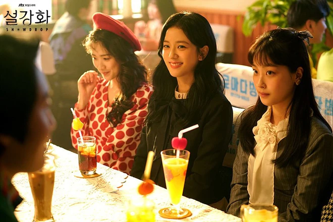 4 cặp đôi phim Hàn diện đồ đẹp nức nở: Jisoo (BLACKPINK) và bạn trai y hệt cổ tích, cặp Shin Hye Sun sang thôi rồi! - Ảnh 1.