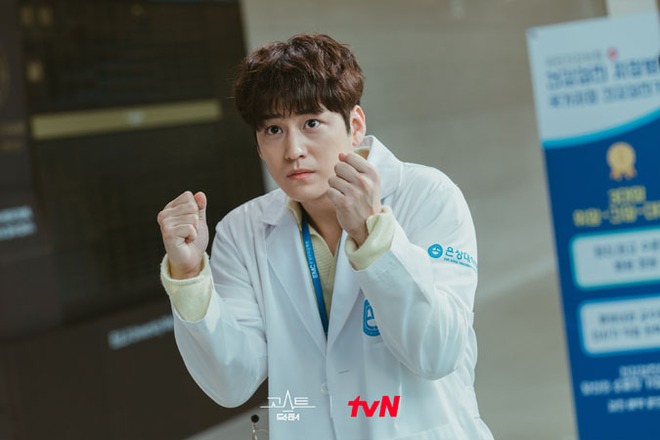 Hội bác sĩ nam thần của màn ảnh Hàn: Lee Dong Wook hai lần khoác áo blouse, Bi Rain - Kim Bum đối chọi visual ở phim mới - Ảnh 9.