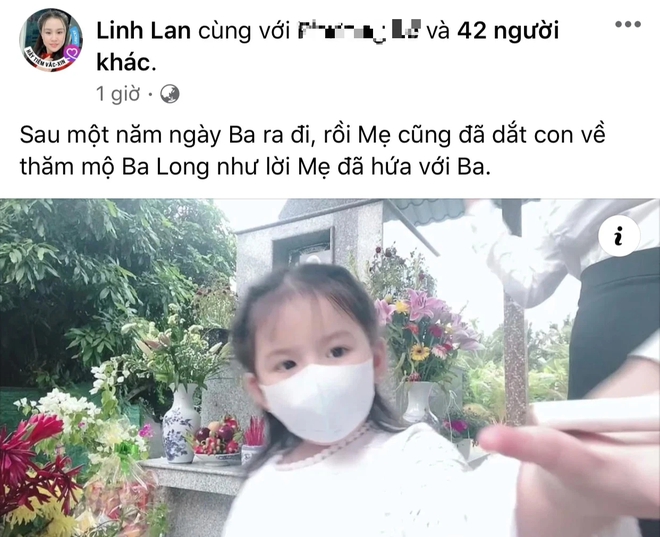 Vợ và con gái tới thăm mộ Vân Quang Long trong ngày giỗ đầu, xúc động nhất là khoảnh khắc này! - Ảnh 2.