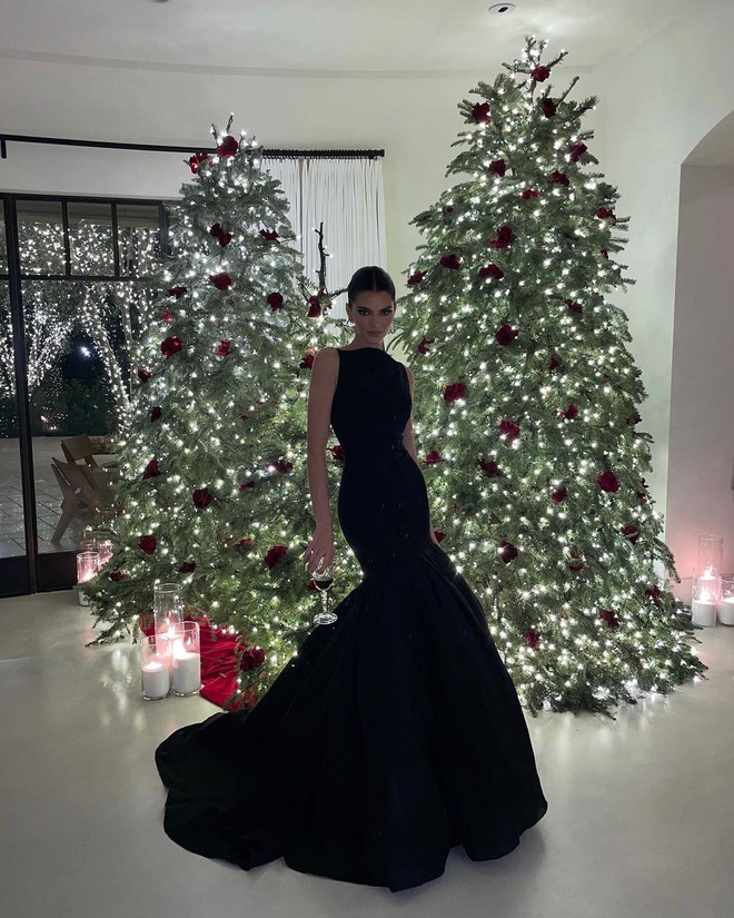 Nữ hoàng đêm Giáng sinh chính thức lộ diện: Kendall Jenner lên đồ lồng lộn, visual tượng tạc khiến 5 triệu người sửng sốt - Ảnh 2.