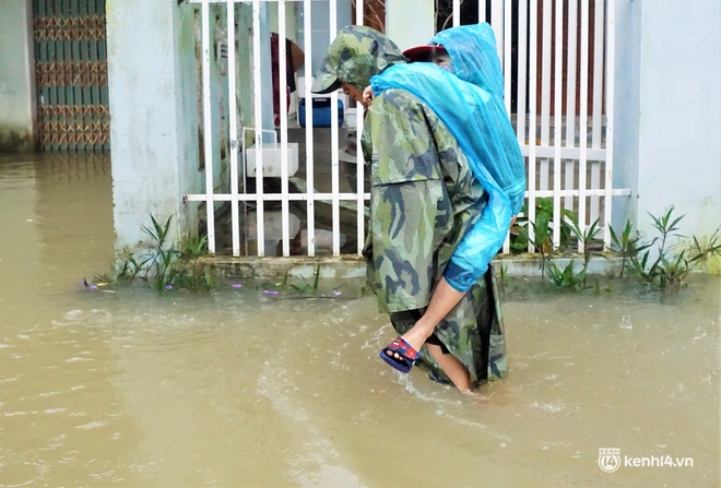 Nhiều nơi ở TP Tam Kỳ lại ngập sâu trong nước: 2 tháng mà phải chạy lũ 4 lần - Ảnh 13.