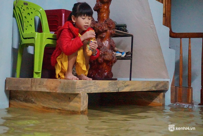 Nhiều nơi ở TP Tam Kỳ lại ngập sâu trong nước: 2 tháng mà phải chạy lũ 4 lần - Ảnh 4.