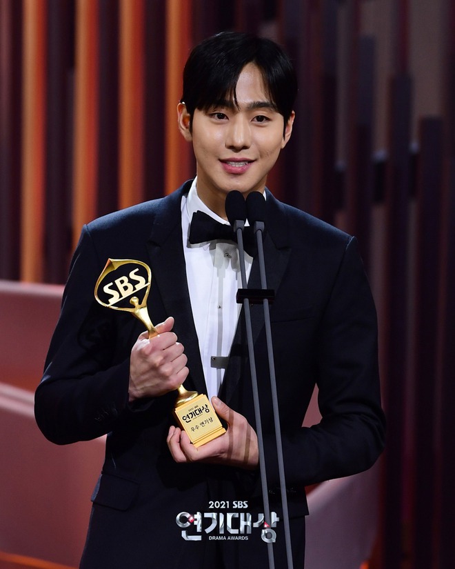 SBS Drama Awards 2021: Ác nữ Penthouse Kim So Yeon lần đầu nhận Daesang, Kim Yoo Jung xinh xỉu ẵm cúp cùng chồng yêu - Ảnh 4.