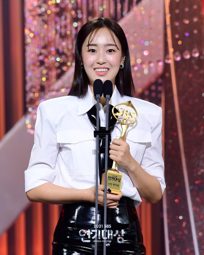 SBS Drama Awards 2021: Ác nữ Penthouse Kim So Yeon lần đầu nhận Daesang, Kim Yoo Jung xinh xỉu ẵm cúp cùng chồng yêu - Ảnh 7.