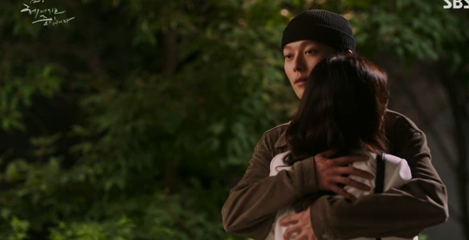 Song Hye Kyo hôn tình trẻ giữa chốn đông người, vừa xong xuôi thì bị mẹ chồng cảnh cáo ở Now, We Are Breaking Up? - Ảnh 7.