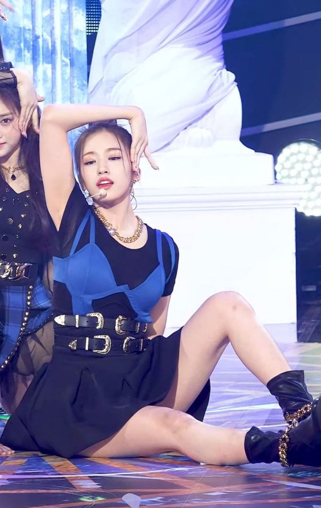 Tân binh IVE vừa debut đã gặp phốt liên tục, hết thái độ hời hợt lại đến outfit phản cảm với chiếc bra gây tranh cãi - Ảnh 5.