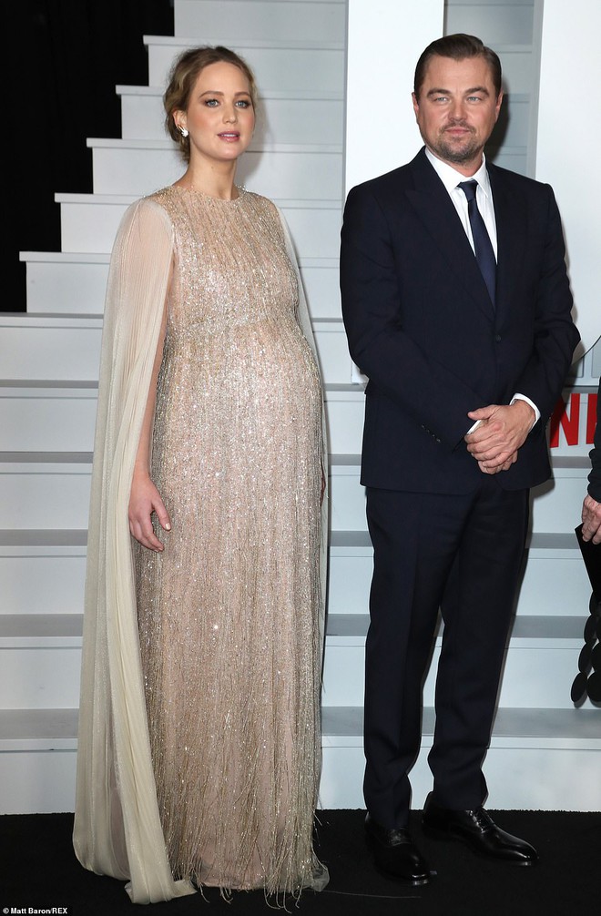 Cặp sao siêu hot náo loạn thảm đỏ: Jennifer Lawrence (X-Men) lần đầu khoe bụng bầu, đẹp đến mức át cả nam thần Titanic một thời - Ảnh 4.
