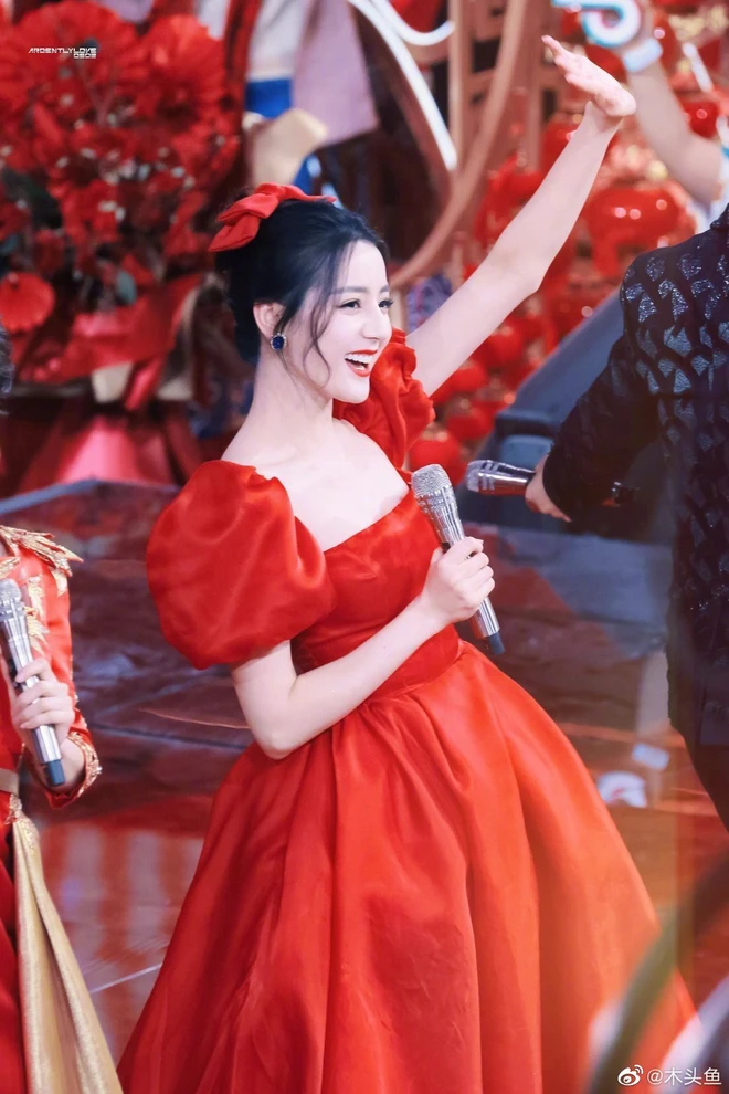 “Sốt xình xịch” loạt ảnh Địch Lệ Nhiệt Ba tại Gala đón Tết: Góc nghiêng xuất sắc, visual đỉnh như công chúa Disney - Ảnh 7.