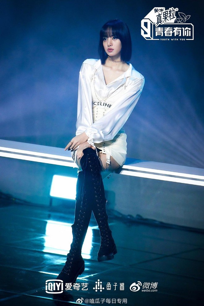 Khoe body siêu thực trong bộ ảnh mới, Lisa (BLACKPINK) khiến fan mong chờ màn sexy dance bùng cháy tại Thanh Xuân Có Bạn 3 - Ảnh 2.