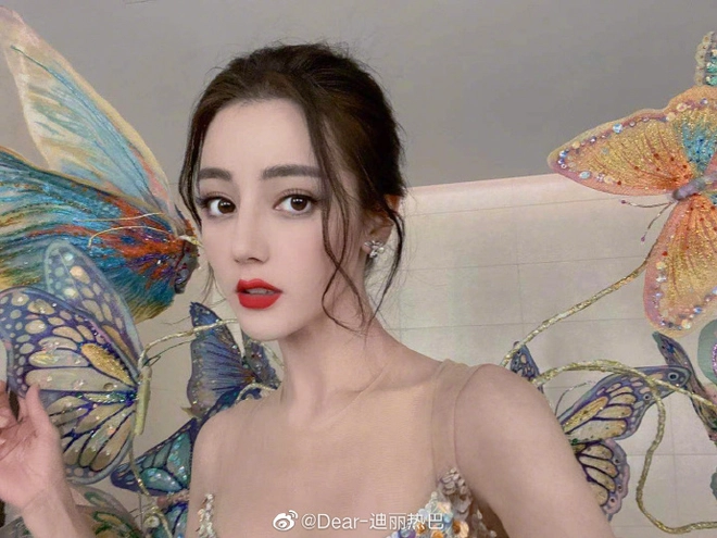 Tranh cãi ảnh selfie của Địch Lệ Nhiệt Ba: Tưởng đẹp như tiên tử ai ngờ chiếc mũi biến dạng bị chê thậm tệ - Ảnh 2.