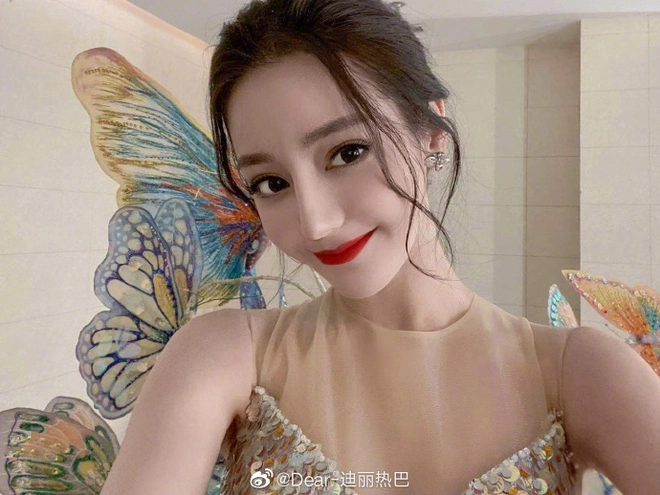 Tranh cãi ảnh selfie của Địch Lệ Nhiệt Ba: Tưởng đẹp như tiên tử ai ngờ chiếc mũi biến dạng bị chê thậm tệ - Ảnh 3.