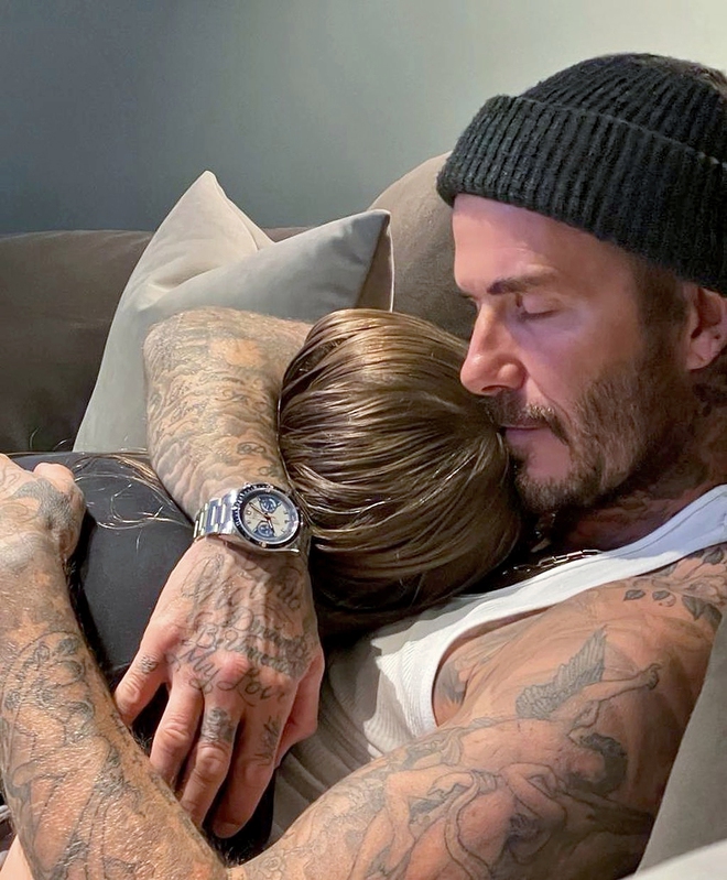 Nhìn David Beckham ôm hôn con gái mà netizen nhìn nhầm thành tình nhân trẻ, hoá ra do Harper đã lớn quá rồi - Ảnh 2.
