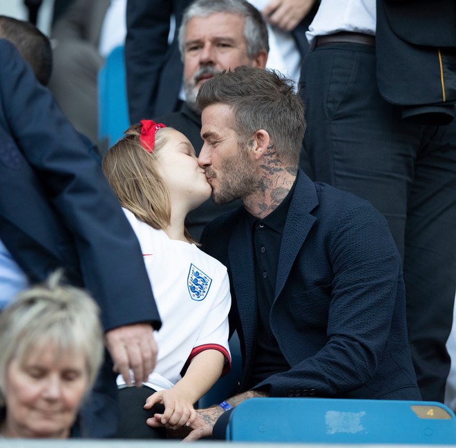 Nhìn David Beckham ôm hôn con gái mà netizen nhìn nhầm thành tình nhân trẻ, hoá ra do Harper đã lớn quá rồi - Ảnh 5.