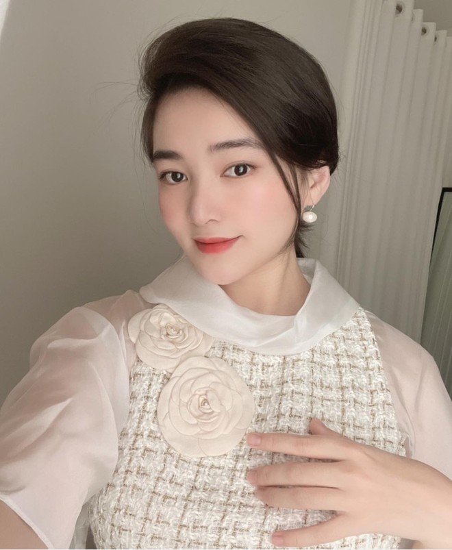 Mẹ đơn thân tự tay trang trí nhà dịp Tết cực đảm và khéo nhưng độ cưng xỉu của cô con gái mới giật spotlight - Ảnh 1.