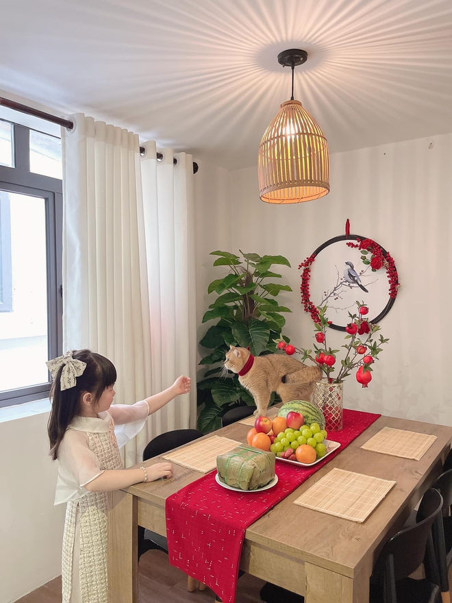 Mẹ đơn thân tự tay trang trí nhà dịp Tết cực đảm và khéo nhưng độ cưng xỉu của cô con gái mới giật spotlight - Ảnh 7.
