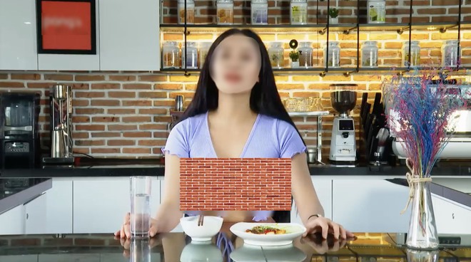Dân mạng ném đá kịch liệt clip cô gái trẻ thả rông vòng 1 dạy nấu ăn trên YouTube - Ảnh 2.