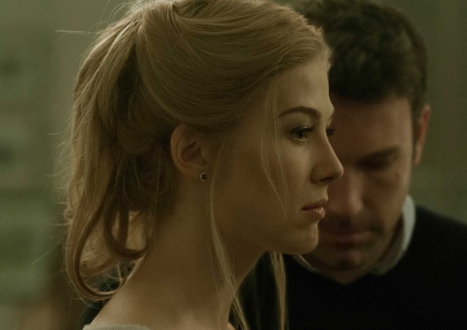 Mê mệt những nàng quái nữ gian xảo ở I Care A Lot và Gone Girl: Đừng coi thường những bông hồng lắm gai! - Ảnh 8.