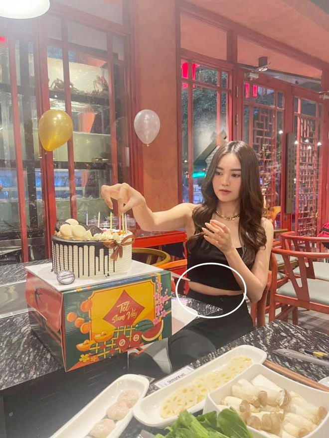 Chưa cần ai bóc, Lan Ngọc tự tung ảnh dìm vòng eo 54cm nay đã có “bé mỡ”: Nỗi khổ chung sau Tết là đây! - Ảnh 2.