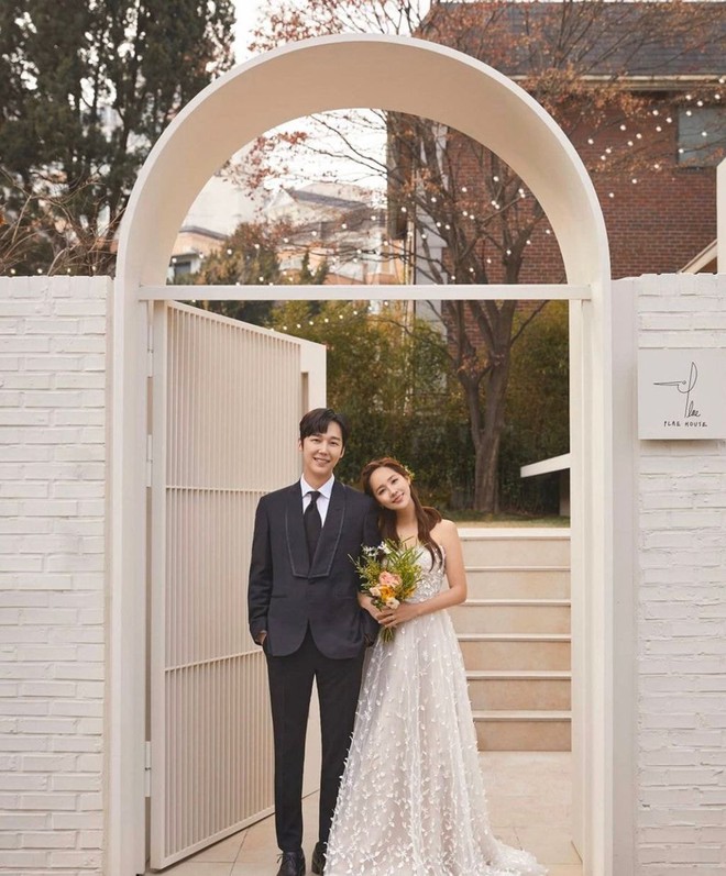Cả xứ Hàn đang dậy sóng vì ảnh cưới của tiểu tam Eugene trong Penthouse 2, nhìn thế này ai nghĩ đã là mẹ 2 con - Ảnh 3.