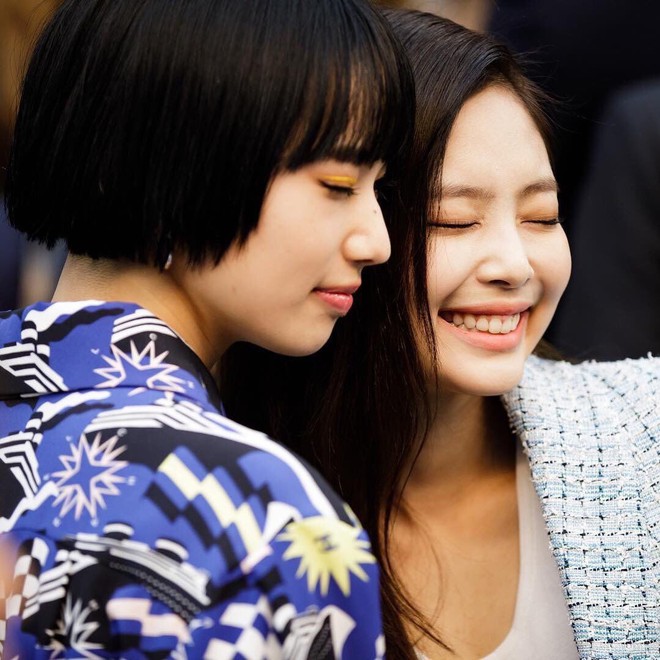 Hot lại khoảnh khắc 2 cô bạn gái của G-Dragon đọ sắc căng đét: Jennie - Nana visual đối lập, thái độ kẻ cũ người mới gây chú ý - Ảnh 4.