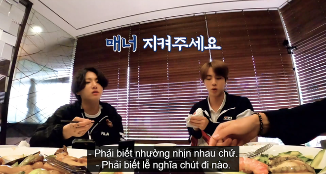 V (BTS) bị hội anh em giáo huấn chỉ vì một phút lỡ làng mắc lỗi kém duyên trên bàn ăn - Ảnh 5.