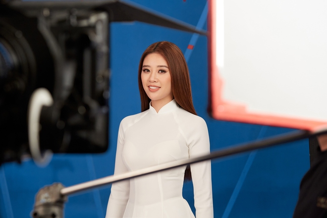 Hoa hậu Khánh Vân mang áo dài, đồ bảo hộ vào hình hiệu Road To Miss Universe 2020 - Ảnh 1.