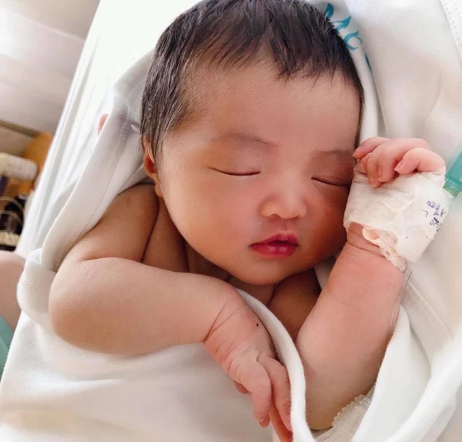 Đông Nhi lần đầu công bố loạt ảnh siêu cưng của con gái lúc 1 tuần tuổi, bé Winnie có cả tài khoản MXH riêng gây sốt - Ảnh 2.