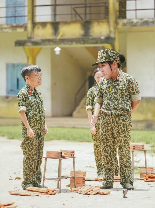 Bị Mũi trưởng trêu vì không chặt được ngói, Hậu Hoàng dùng chiêu trả đũa khiến ai nấy cười bò - Ảnh 5.