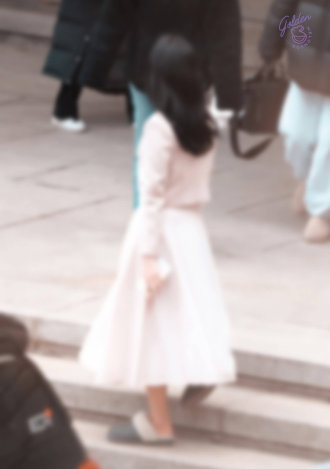 Fan chụp lén Jisoo (BLACKPINK) ở phim trường, sợ lộ tạo hình nên chèn hẳn váy công chúa không hề giả trân! - Ảnh 4.