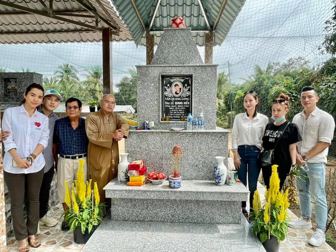 1 tháng sau khi Vân Quang Long qua đời, Ưng Hoàng Phúc đã có mặt tại Đồng Tháp để thăm mộ người anh thân thiết - Ảnh 3.