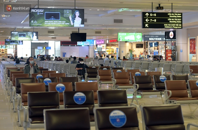 Ảnh: Sân bay Nội Bài vắng vẻ cận Tết Nguyên đán, khác hẳn cảnh tượng đông đúc mọi năm - Ảnh 9.