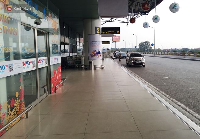 Ảnh: Sân bay Nội Bài vắng vẻ cận Tết Nguyên đán, khác hẳn cảnh tượng đông đúc mọi năm - Ảnh 6.