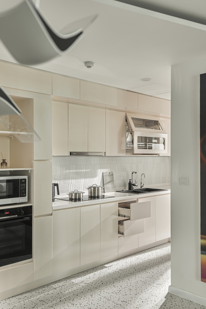 Ngôi nhà mặt trăng phong cách futuristic decor hết 600 triệu, chiếc ghế làm đi làm lại 5 lần mới vừa lòng gia chủ - Ảnh 8.