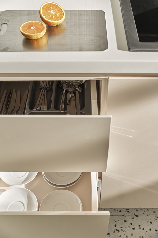 Ngôi nhà mặt trăng phong cách futuristic decor hết 600 triệu, chiếc ghế làm đi làm lại 5 lần mới vừa lòng gia chủ - Ảnh 9.