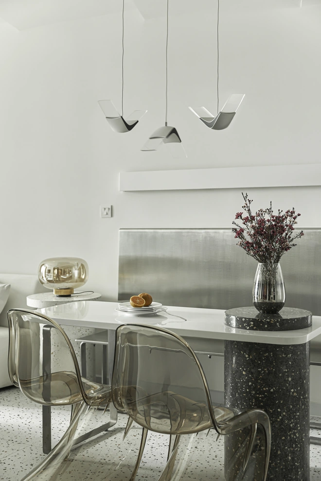 Ngôi nhà mặt trăng phong cách futuristic decor hết 600 triệu, chiếc ghế làm đi làm lại 5 lần mới vừa lòng gia chủ - Ảnh 7.