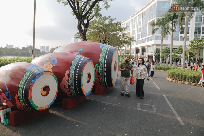 Cận cảnh đường hoa Tết Tân Sửu 2021 phong cách tối giản tại phố nhà giàu Sài Gòn - Ảnh 11.