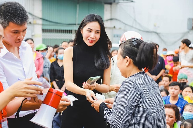 Xúc động hành trình Thuỷ Tiên - Công Vinh tặng quà, tiền mặt cho hơn 3000 bà con khó khăn miền Tây đón Tết - Ảnh 7.