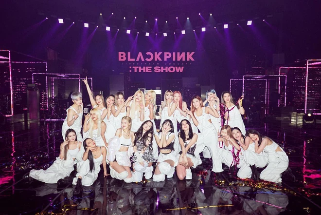 BLACKPINK bị ném đá vì chụp ảnh với dancer mà không đeo khẩu trang phòng dịch, fan lập tức phản dame cực thuyết phục - Ảnh 1.