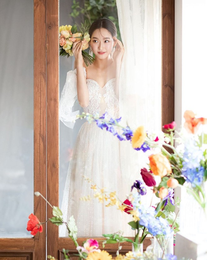Sốc visual bộ ảnh rich kid xấc láo nhất Penthouse Han Ji Hyun hồi làm mẫu váy cưới: Xinh điên đảo, ở ngoài khác hẳn trên phim - Ảnh 8.