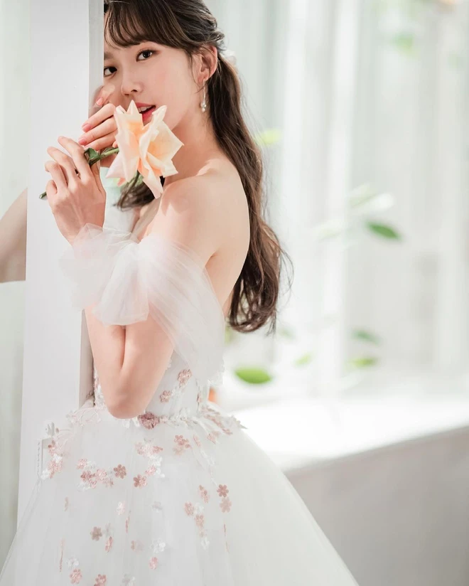 Sốc visual bộ ảnh rich kid xấc láo nhất Penthouse Han Ji Hyun hồi làm mẫu váy cưới: Xinh điên đảo, ở ngoài khác hẳn trên phim - Ảnh 4.