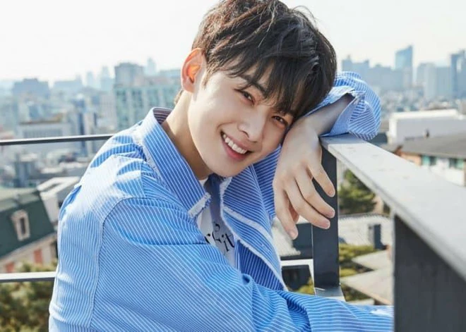Nam idol xứ Hàn đẹp trai miễn bàn, còn sở hữu IQ 142, nói được 5 thứ tiếng, đi học chưa bao giờ trượt khỏi top 5 của trường - Ảnh 3.