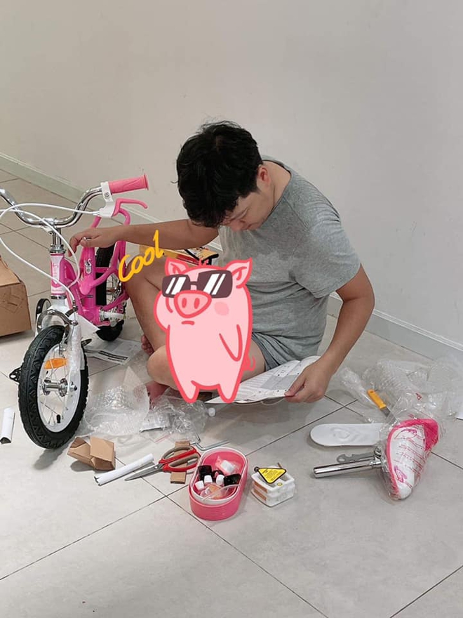 Valentine trắng, Nhã Phương âm mưu tặng quà troll: Trường Giang tức tưởi lườm vợ, con gái hưởng lợi nhất nhà - Ảnh 2.