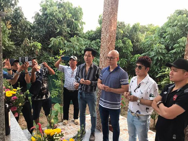 Dàn sao Việt viếng mộ Vân Quang Long và trao 300 triệu giúp đỡ gia đình, Linh Lan có hành động bất ngờ với bố mẹ chồng - Ảnh 3.