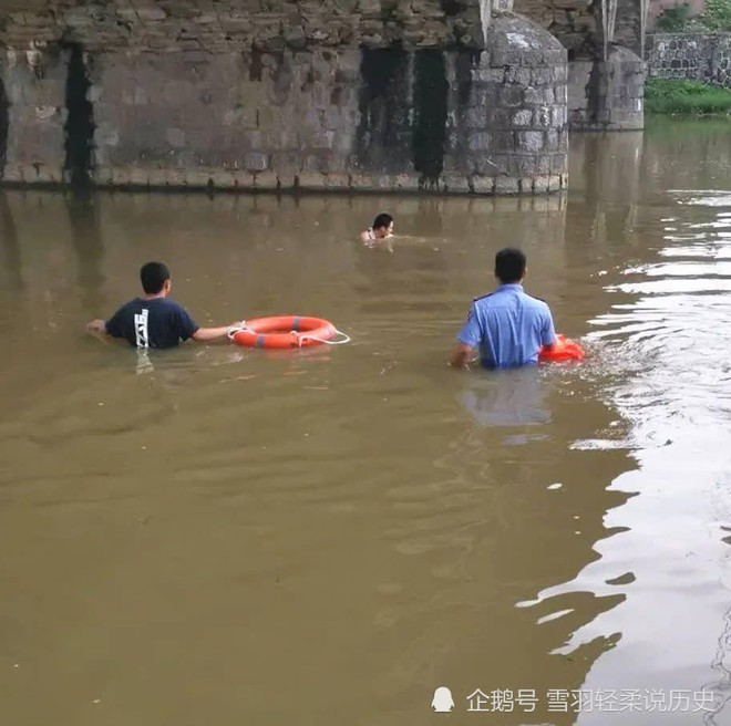 Biết vợ mang thai con kẻ khác, chồng khóc lóc đi nhảy sông tự tử, bố chồng vẫn nhất quyết không chịu nói ra sự thật động trời phía sau - Ảnh 1.