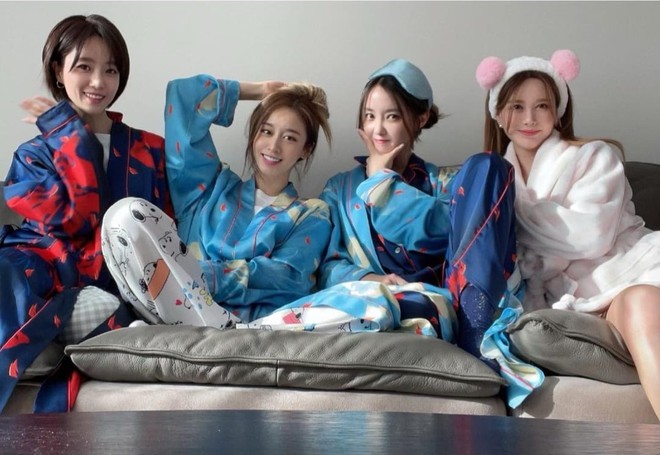 4 thành viên T-ara hội ngộ, Jiyeon tiết lộ chuyện giấu điện thoại vào áo lót vì bị cấm sử dụng - Ảnh 1.