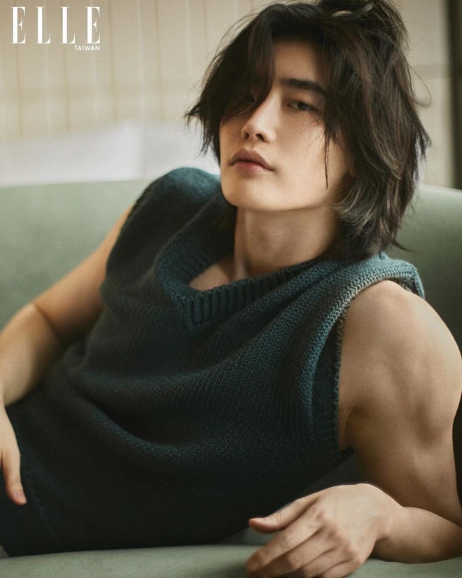 Quên bà thím xuống sắc đi, Lee Jong Suk mang tóc dài lên bìa tạp chí nhưng lần này lột xác đến mức Knet phải câm nín - Ảnh 9.